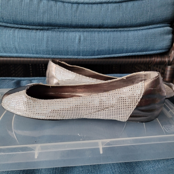 bebe silver flats size 5 - Picture 4 of 4